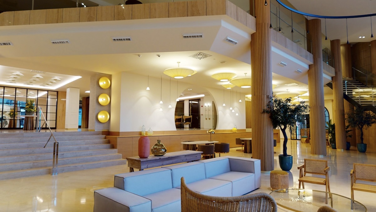 Recepción de hotel en Lanzarote gestionando reservas con inteligencia artificial vía WhatsApp